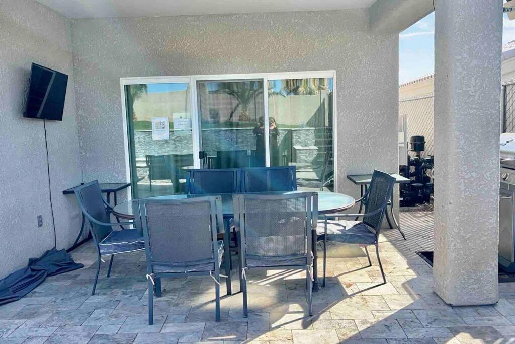 Paradise Oasis! Waterfall Pool & Hébergement de vacances Lake Havasu City